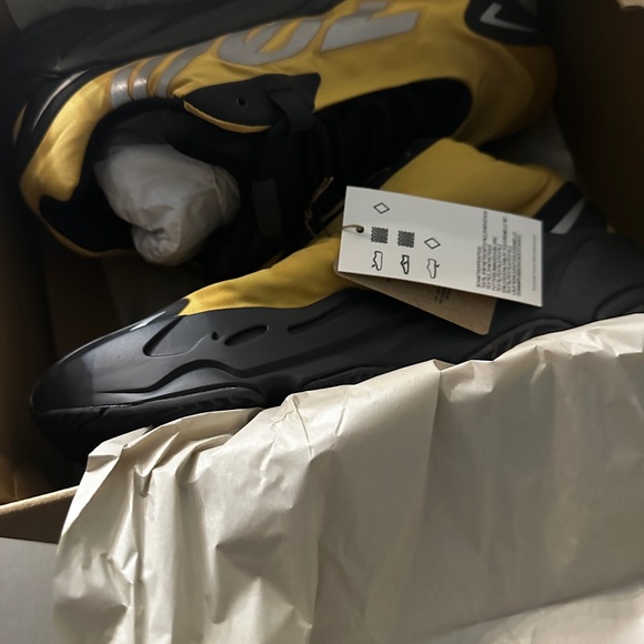 Yezzy 700 all black & yellow new with tags! - Picture 2 of 4